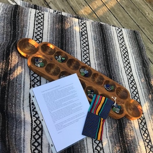 Juego Sungka Tablero mediano de pino teñido de roble dorado Catorce hoyos Dos bancos Madera rústica Madera primitiva Gemas de colores Reglas incluidas lcww
