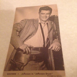 Jefferson Drum Ephemera Antique Cowboy Western Série 1 en Série Photographie Photo Années 1950 Six Guns Old West TV Detective LCW
