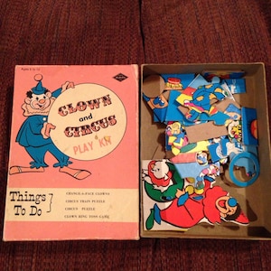 Juego de crucigramas Cross Up I Love Lucy Comedian Picture On Lid Firmado Vintage Original Box Tarjetas Tabletas incluidas Milton Bradley 4418 lcww
