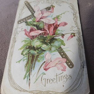 Antigo cartão postal efêmera não utilizado antigo saudação cruz única com cores rosa cranberry flores folhas verdes lcww