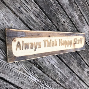 Letrero de madera Think Happy Stuff Cita tallada en madera vieja Colores tierra sin teñir lcww