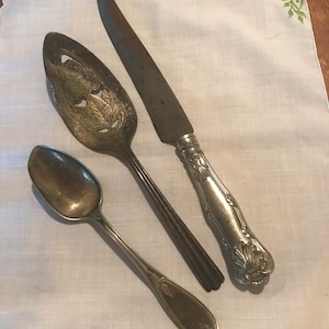 Viejos utensilios para servir Pie Server Cake Knife Helado Cuchara Diseños variados Desgastados Deslustrados Usados lcww