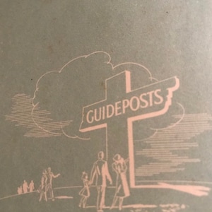 Puede incluir: Una ilustración vintage de una cruz con la palabra "GUIDEPOSTS" escrita en ella. La cruz está rodeada de una nube y un grupo de personas que caminan hacia ella.