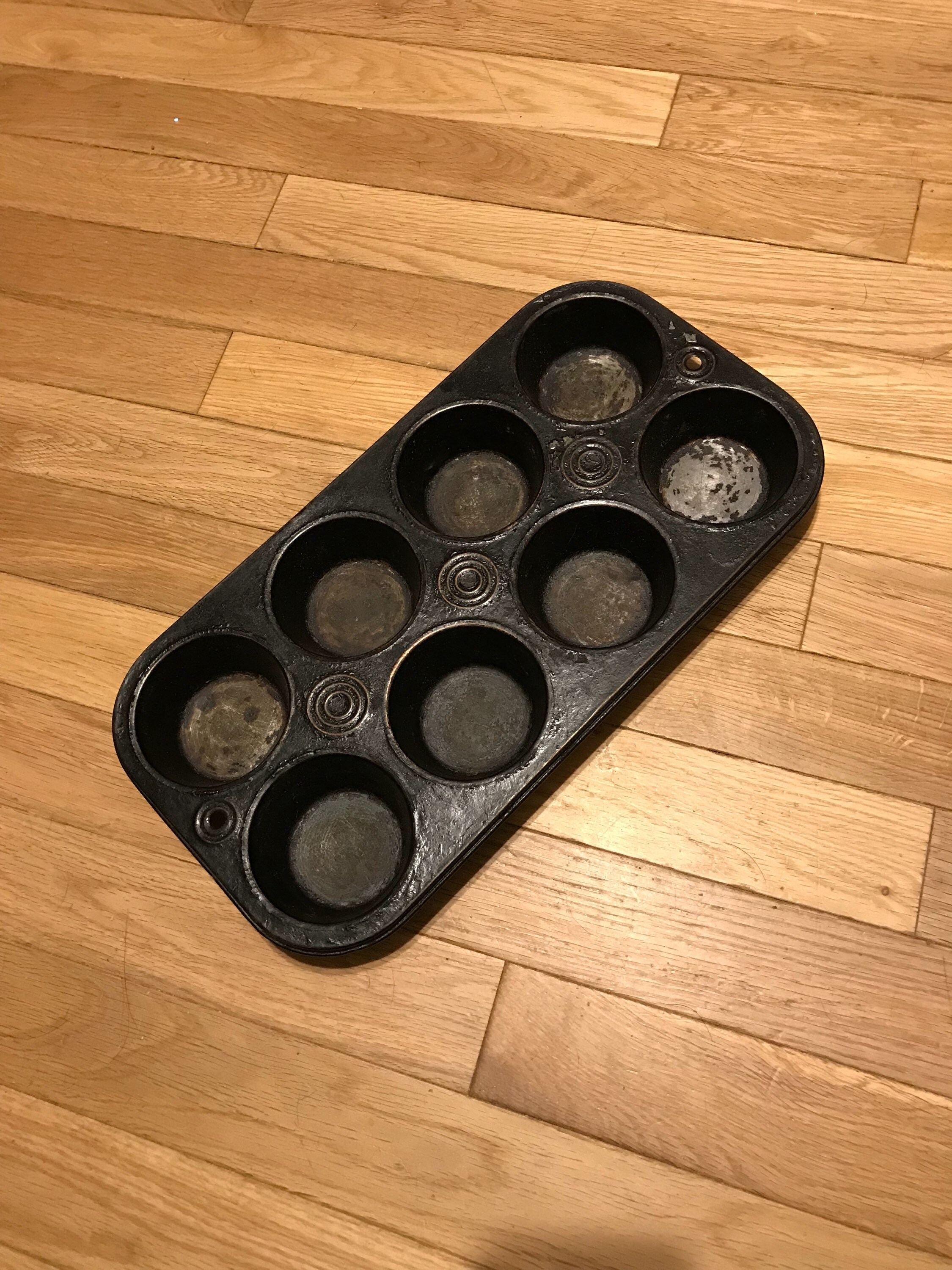 Bruntmor Cast Iron Mini Cake Pan for Baking Biscuits, 15 Hole Takoyaki Pan