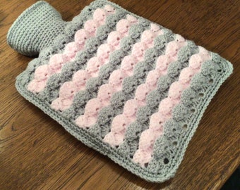 Cubierta de la botella de agua caliente gris / rosa efecto de concha de ganchillo a mano para adaptarse a la botella de 2 litros