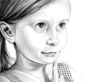 Puede incluir: Dibujo a lápiz detallado de una niña con cabello castaño claro recogido en una cola de caballo. Lleva una blusa a cuadros y tiene el dedo índice tocando su barbilla. La obra de arte es en blanco y negro.