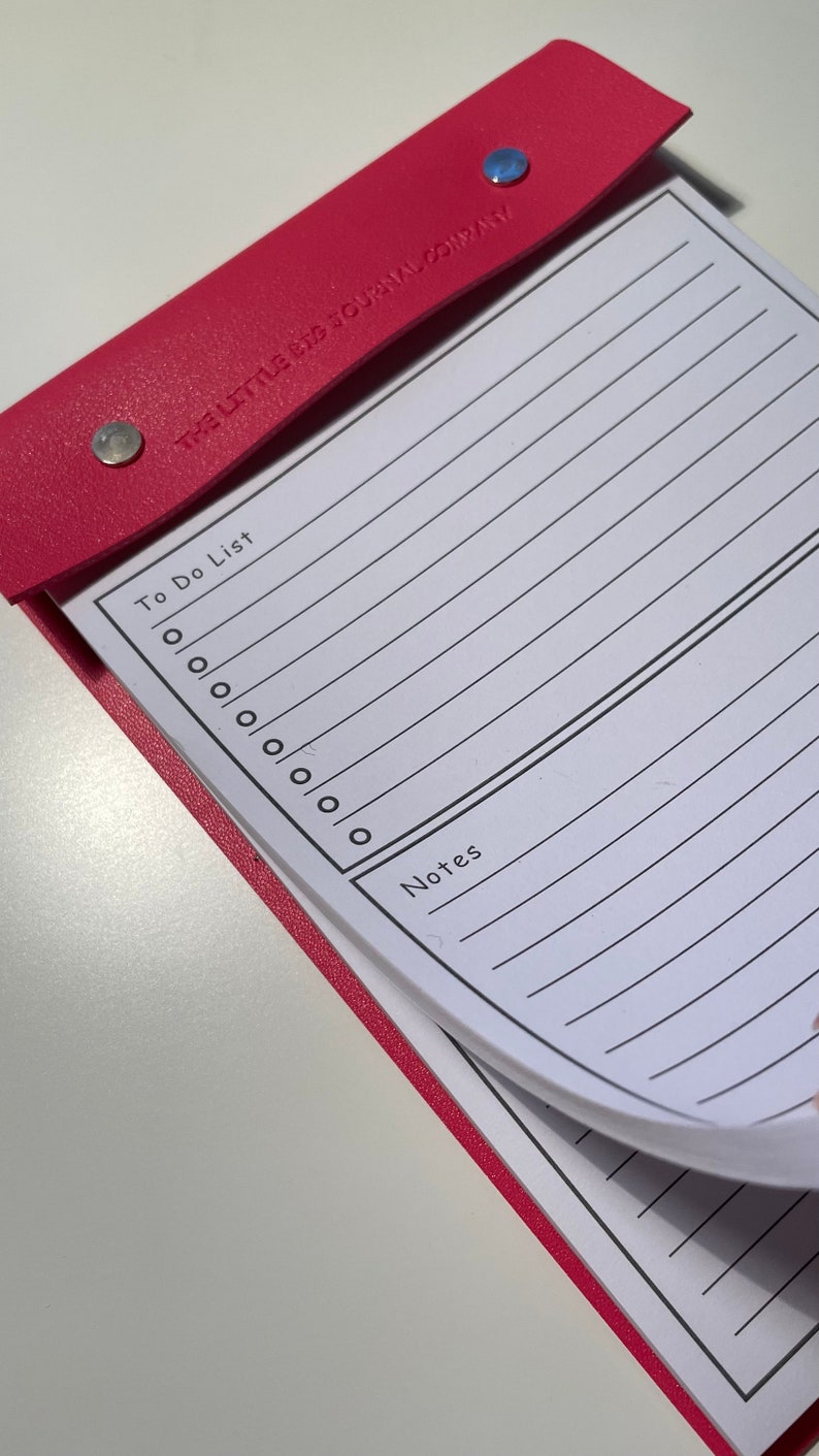 Bright Pink Faux Leather A5 Refillable desk notepad Bright Pink with lined pages insert. 画像 5