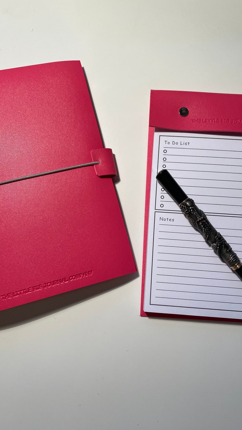 Bright Pink Faux Leather A5 Refillable desk notepad Bright Pink with lined pages insert. 画像 1