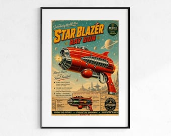 Puede incluir: Un póster enmarcado de estilo vintage que muestra una pistola de rayos roja titulada Star Blazer Ray Gun. La obra incluye texto sobre energía atómica, un diagrama técnico del arma y un fondo espacial con planetas y un paisaje futurista.