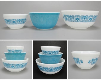 1970s Vintage Pyrex Horizon Blue 300-41 3-Piece Mixing Bowl Set, #6 1.5 Pint 401, #13 1.5 Quart 402, #21 2.5 Quart 403 Milk Glass Bowls