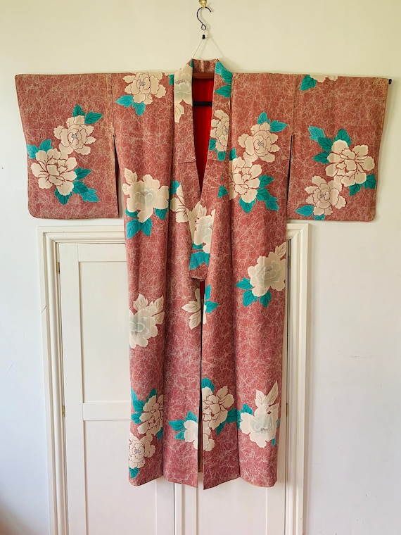 Circa 1920-30s Vintage Silk Kimono : Beige pink x peony pattern / Silk Red Lining