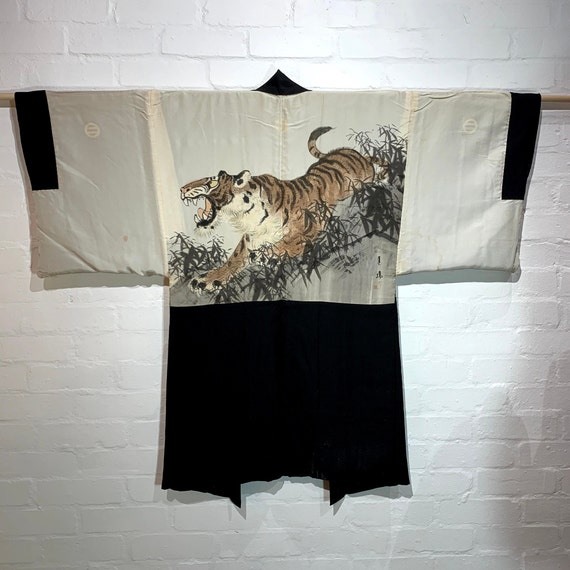 SOLD / Circa 1920-30s Vintage Men's Silk Black Haori Jacket with 5 Family Crests: Tiger Motif Inside