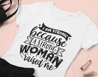 Soy fuerte porque una mujer fuerte me crió. Camiseta unisex o para mujer. Regalo para ella, regalo para mamá, regalo para el Día de la Madre.