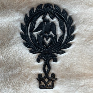 CAST IRON TRIVET…American Eagle,  Heart and Leaf Design…Black…3-Footed…Wall Hanging…Retro…Robert Emig Products Co…T-13…1950s…#793