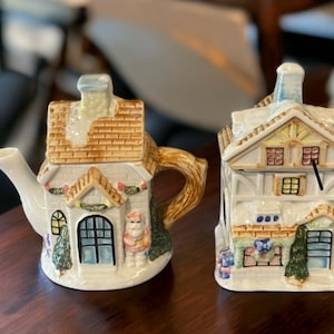 CHRISTMAS CREAMER & SUGAR Bowl…Houston Harvest…Santa Teapot…Snow Coveted Houses…Ceramic…Christmas Decor…2000 #W.U.1