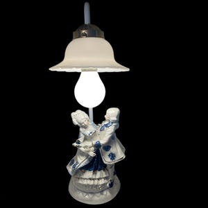VICTORIAN COUPLE LAMP…Scalloped Shade…Thin Metal Pole…Porcelain Boudoir Lamp…Blue and White with Gold Accents…Electric…1950s/60s #000