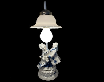 VICTORIAN COUPLE LAMP…Scalloped Shade…Thin Metal Pole…Porcelain Boudoir Lamp…Blue and White with Gold Accents…Electric…1950s/60s #000