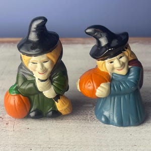 WITCHES & PUMPKIN FIGURINES…Loomco…Witches With Hats, Gowns, Cloaks and Pumpkins…Ceramic…Small Halloween Witches…Halloween Decor…Vintage#516