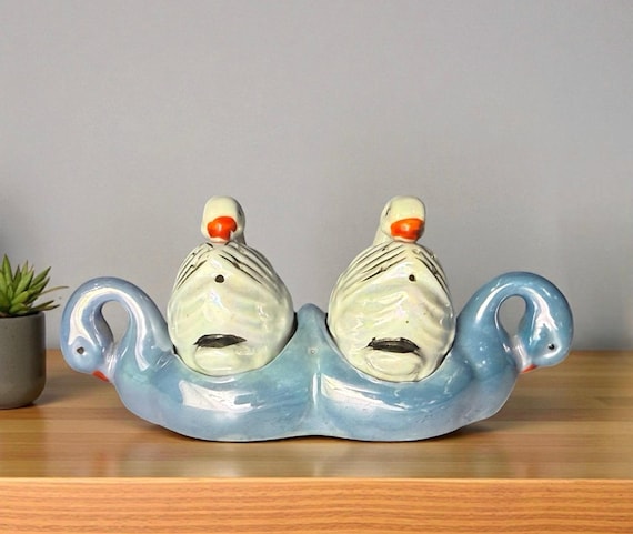 SWIMMER salt and pepper set　中華風陶器人形 SWAN SALT & PEPPER Shakers in Swan Holder…blue Lusterware…small