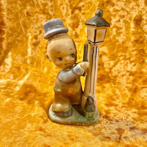 LAMPLIGHTER FIGURINE...Lipper and Mann Collectible...Vintage Collectible...Japan...1950s #38