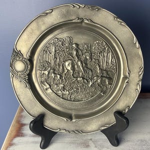 PEWTER HUNTING PLATE…Rein 95% Zinn…S.K.S. Designs…9&quot; Plate…Hunter on Horseback/Horn…Elk and Hunting Dogs…Pewter Art…Hanger…Germany #000Bx11
