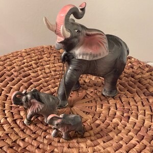 ELEPHANT FAMILY FIGURINES…Mother with Two Babies…Attached with a Gold Chain…Felted Feet…Collectible Figurines…Rare! 1960s/70s #223 bild 2
