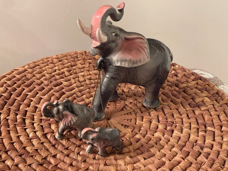ELEPHANT FAMILY FIGURINES…Mother with Two Babies…Attached with a Gold Chain…Felted Feet…Collectible Figurines…Rare! 1960s/70s #223 bild 2