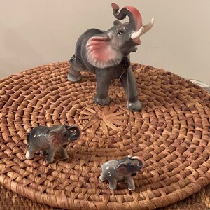 ELEPHANT FAMILY FIGURINES…Mother with Two Babies…Attached with a Gold Chain…Felted Feet…Collectible Figurines…Rare! 1960s/70s #223 bild 3