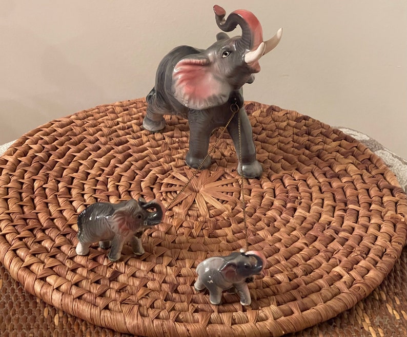 ELEPHANT FAMILY FIGURINES…Mother with Two Babies…Attached with a Gold Chain…Felted Feet…Collectible Figurines…Rare! 1960s/70s #223 bild 3