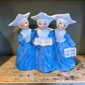 NUN MUSIC BOX…Bermam Anderson…Three Singimg Nuns, Blue and White Habits…Songbooks…Wooden Back, Back Metal Winder…Japan 1950s *Repair