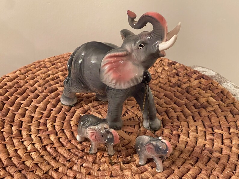 ELEPHANT FAMILY FIGURINES…Mother with Two Babies…Attached with a Gold Chain…Felted Feet…Collectible Figurines…Rare! 1960s/70s #223 bild 1