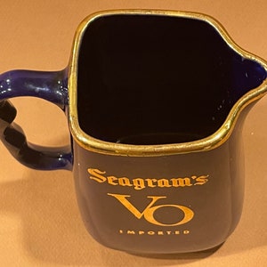 SEAGRAMS VO BARWARECanadian WhiskeySeagrams DistillersSquareCobalt Blue and GoldReflectivePitcherN.Y1970s 794 zdjęcie 5