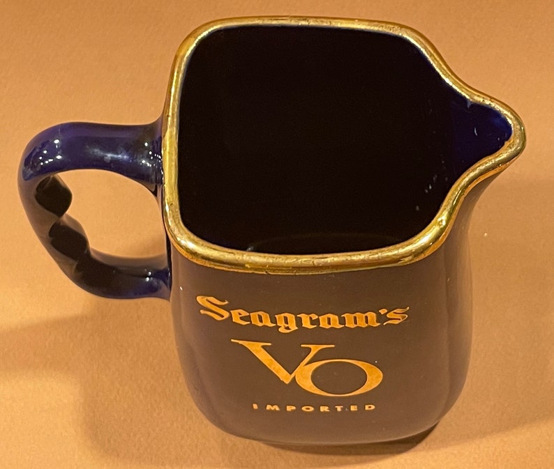 SEAGRAMS VO BARWARECanadian WhiskeySeagrams DistillersSquareCobalt Blue and GoldReflectivePitcherN.Y1970s 794 zdjęcie 5