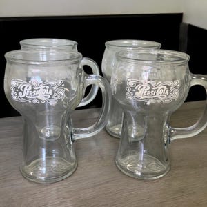 PEPSI-COLA MUGS…Set of 4…Thick Glass…Large Handles…3 White Labels with Designs…16 Ounce Capacity…Soda Fountain Mugs…Clear Glass…1970s #W1U