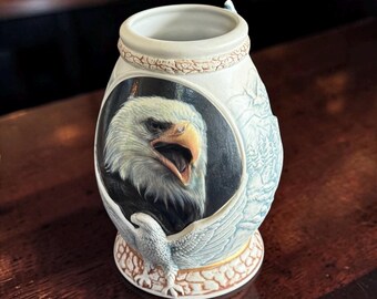 Taza American Eagle…Woodland Steins… Medallón central con águila calva… Diseños de águila en relieve… Asa con forma de águila… Caja original… Décadas de 1980-1990
