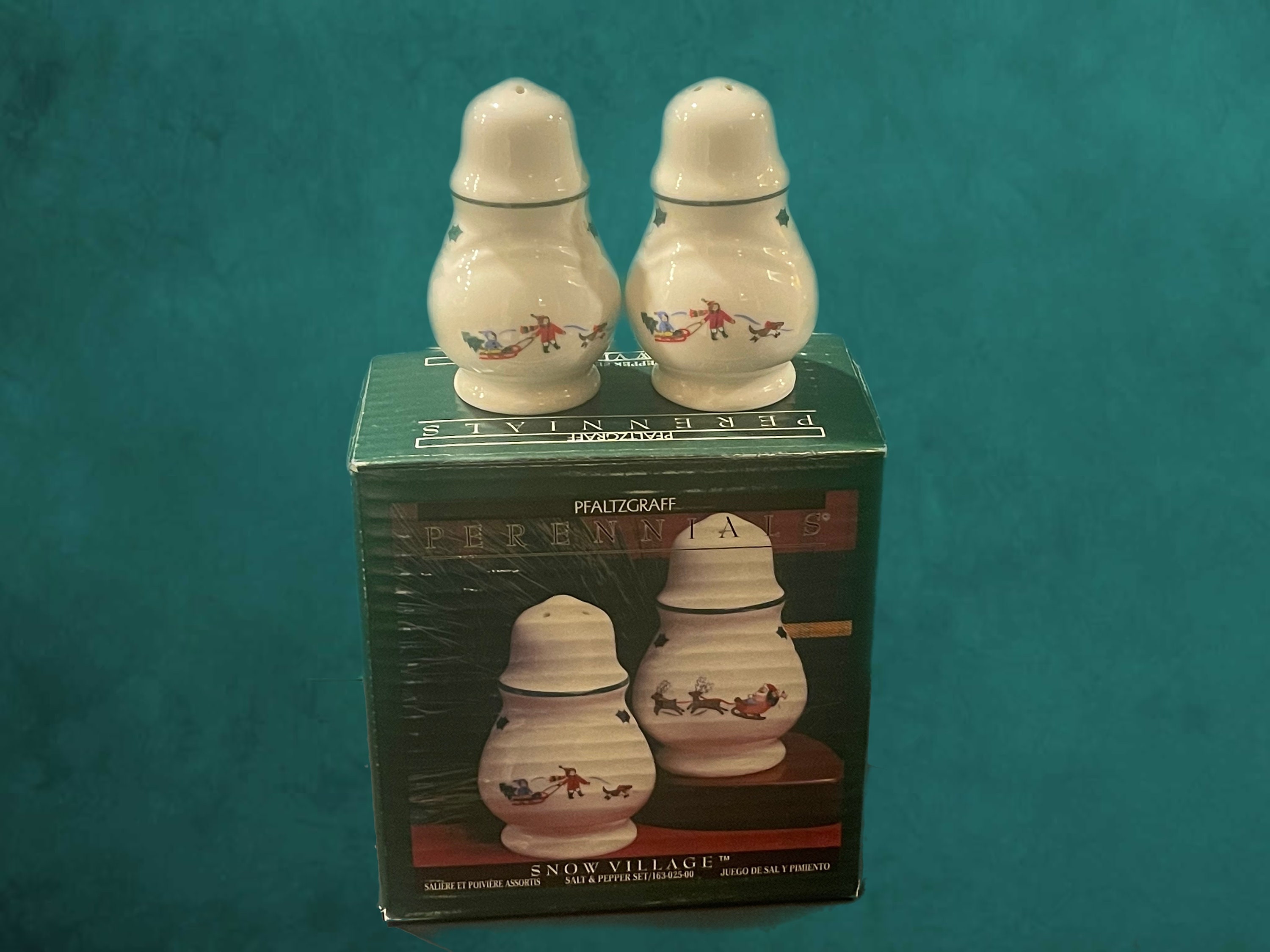 Christmas Light Bulb Salt & Pepper Shakers with Box – Treasures Under Sugar  Loaf – Antiques, Collectibles, Home Decor and More