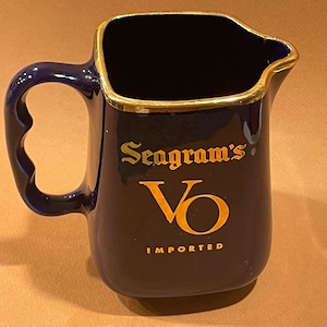 SEAGRAMS VO BARWARECanadian WhiskeySeagrams DistillersSquareCobalt Blue and GoldReflectivePitcherN.Y1970s 794 zdjęcie 1