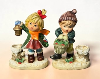 Candelabros navideños de niño y niña…Napcoware…Juego de dos…Niño con acebo y cesta de bayas, niña con farol dorado…Z8368…Decoración japonesa de los años 50