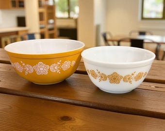 PYREX MIXING BOWLS…Set of 2… Butterfly Gold…#402 1 1/2 Quart/#403 2 1/2 Quart…Gold & White…Flower Pattern…Milk Glass…Ovenware…U.S.A. 1970s