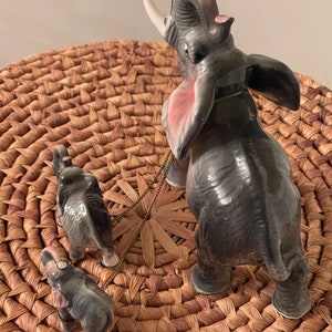ELEPHANT FAMILY FIGURINES…Mother with Two Babies…Attached with a Gold Chain…Felted Feet…Collectible Figurines…Rare! 1960s/70s #223 bild 7