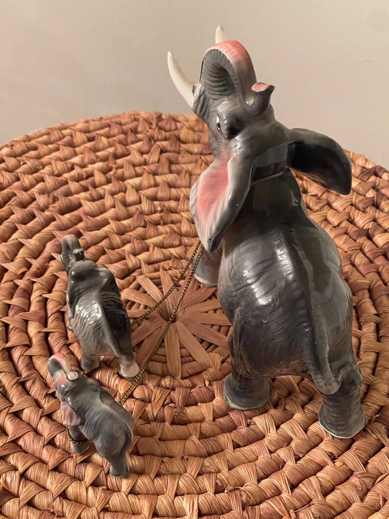 ELEPHANT FAMILY FIGURINES…Mother with Two Babies…Attached with a Gold Chain…Felted Feet…Collectible Figurines…Rare! 1960s/70s #223 bild 7