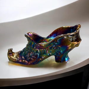 IRIDESCENT GLASS SHOE…Carnival Slipper…Purple/Amethyst Hue…Embossed Rose Pattern and Scroll/Dotted Designs…High Heel…Elf Toe 1970s