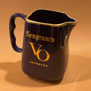 SEAGRAMS VO BARWARECanadian WhiskeySeagrams DistillersSquareCobalt Blue and GoldReflectivePitcherN.Y1970s 794 zdjęcie 3