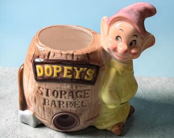 Sacapuntas de Tontín… “El barril de almacenamiento de Tontín”… Barril de cerámica, imitación madera… Sacapuntas de plástico… Sacapuntas para lápices o crayones… Década de 1960