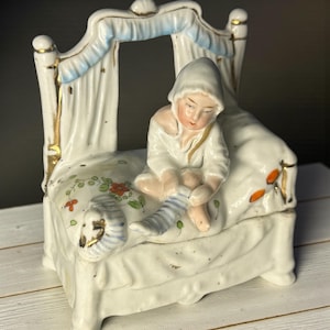 VICTORIAN FAIRING BOX…Antique…Conta and Boehme…Trinket/Jewelry Box…Canopy Bed…Porcelain…Small…Gold Accents…1860-1914