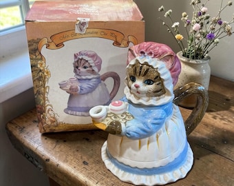 MRS. CAT TEAPOT…Heritage Mint…Decorative Cat Teapot…Tail Handle, Tea Spout…Glazed Ceramic…Cat Collectible…Original Box 1990s Taiwan