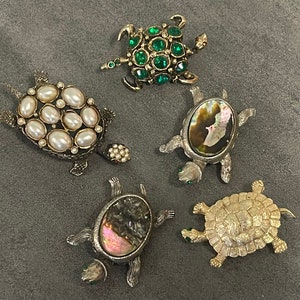 TURTLE BROOCH LOT…5 Piece Set…Gold and Silver…Costume Jewelry…Turtle Pins…Turtle Collectibles….Metal…Pearls, Rhinestones #931