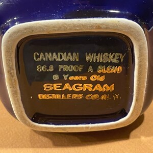 SEAGRAMS VO BARWARECanadian WhiskeySeagrams DistillersSquareCobalt Blue and GoldReflectivePitcherN.Y1970s 794 zdjęcie 10