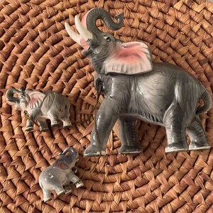 ELEPHANT FAMILY FIGURINES…Mother with Two Babies…Attached with a Gold Chain…Felted Feet…Collectible Figurines…Rare! 1960s/70s #223 bild 8