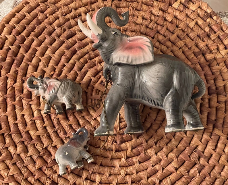 ELEPHANT FAMILY FIGURINES…Mother with Two Babies…Attached with a Gold Chain…Felted Feet…Collectible Figurines…Rare! 1960s/70s #223 bild 8